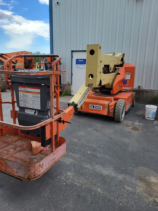 2013 JLG E400AN Articulating Boom Lift