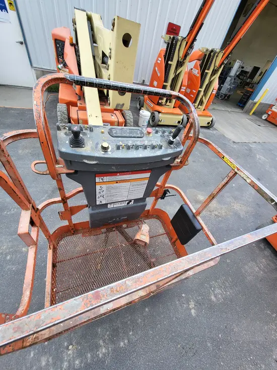 2013 JLG E400AN Articulating Boom Lift