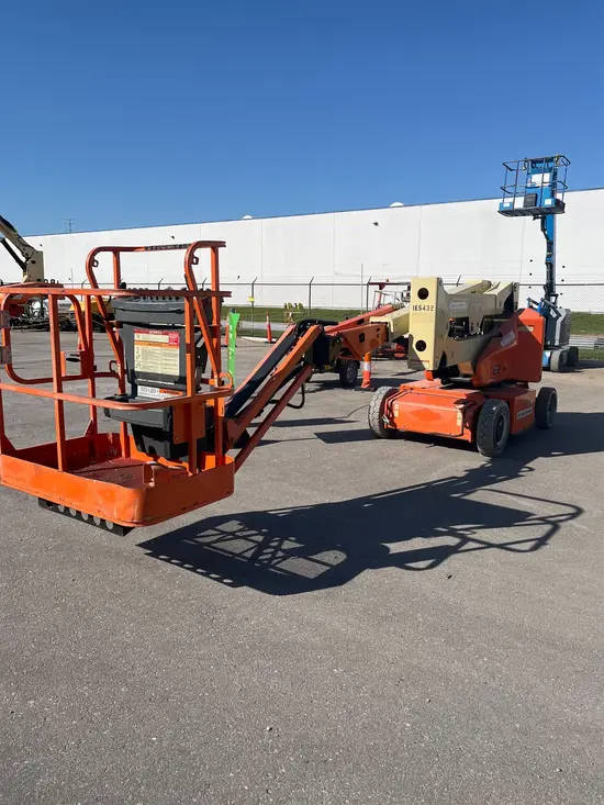 2016 JLG E400AJPN Articulating Boom Lift