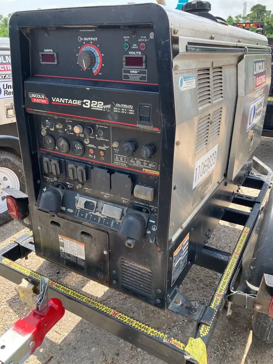 2020 Lincoln Electric VANTAGE 322 Welder