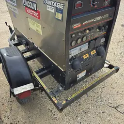 2021 Lincoln Electric VANTAGE 322 Welder
