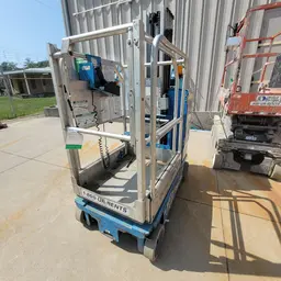 2015 Genie GR-20 Self-Propelled One-Person Lift